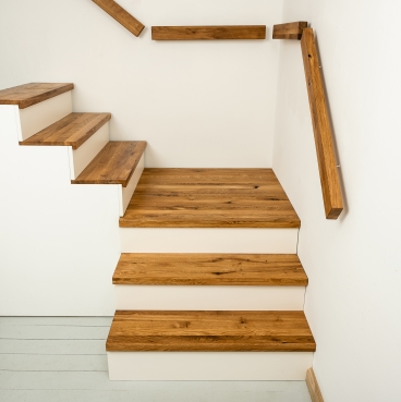 Stair tread Solid wild Oak Hardwood with overhang, 20 mm, Rustic grade, natural oiled